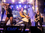 Thundermother auf Open Air Bühne mit Wind