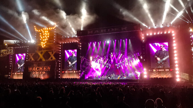 metal_rollz-29 Gesamte Bühne mit lila Lichteffekten und brennenden Wackenschädel