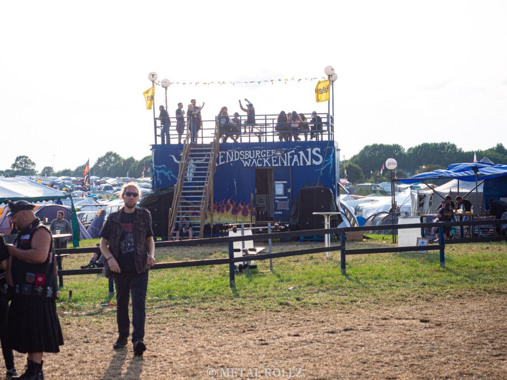 Blick auf ein Camp. Container mit zweiter Etage