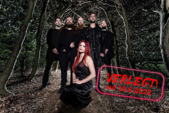 2022-04-06-LOGO-WP-verlegt Bandfoto LACKBRIAR: Band steht in einer Baumallee und schaut in die Kamera