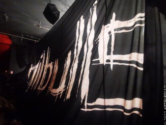 Schwarzer Bühnenvorhang, dadrauf ein weiße Schriftzug EMIL BULLS