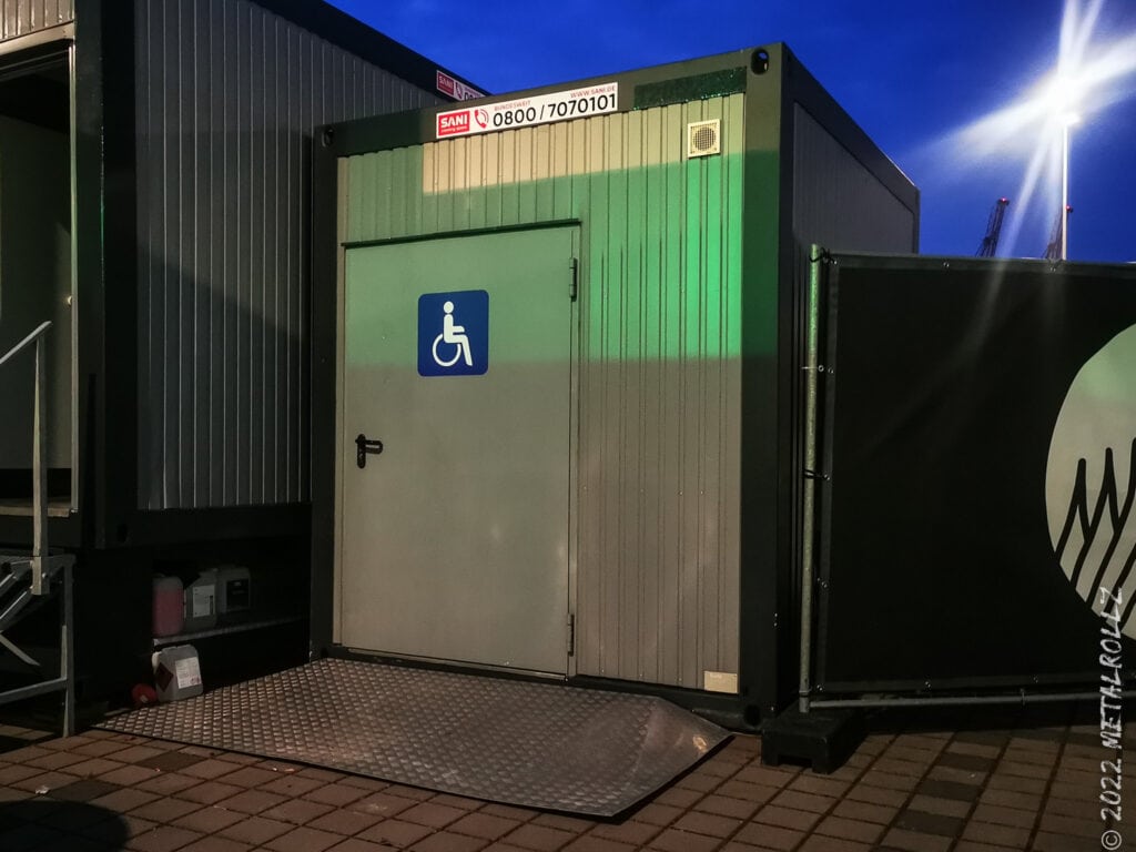 Rollstuhlrechter Toilettencontainer von außen auf die Tür geseehn.