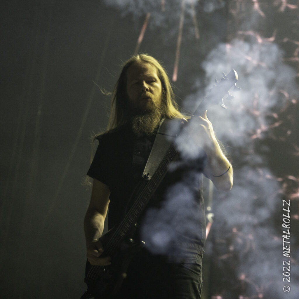 Bassist Jukka Koskinen mit Instrument. Nebel wabert leicht um ihn herum. 